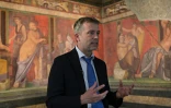 Le directeur du site de Pompéi, Gabriel Zuchtriegel, devant les fresques murales de la Villa des Mystères, le 15 avril 2024