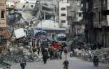 Des déplacés palestiniens transportant quelques affaires arrivent dans la ville de Gaza, après des ordres d'évacuation israéliens, le 11 avril 2025