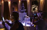 Des visiteurs découvrent le spectacle immersif "La révolte paysanne des Cascaveous" au parc à thème "Rocher Mistral", dédié à l'histoire et aux traditions provençales, situé dans l'enceinte du château de La Barben, le 28 avril 2026 dans les Bouches-du-Rhône