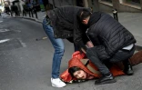 Une manifestante arrêtée par la police lors des manifestations du 1er mai 2022 à Istanbul