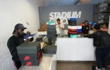 Des employés de Stadium Goods examinent les baskets proposées en dépôts-vente par des particuliers, le 6 juin 2018 à New York