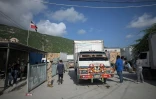 Des camions traversent la frontière entre Malpasse en Haïti et Jimani en République dominicaine, le 15 mai 2024