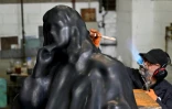 Des ouvriers travaillent sur une statue en bronze de Molière, à la fonderie Coubertin à Saint-Rémy-les-Chevreuse, dans les Yvelines, le 15 mai 2022