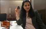 Akriti Khatri, fondatrice de Venus Detective Agency, montre un traceur GPS et un mouchard audio lors d'une interview avec l'AFP à New Delhi le 7 décembre 2024