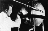 Photo de la Nasa prise en octobre 1957 d'un technicien  apportant des finitions au premier satellite artificiel Spoutnik