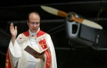 Le curé de Moissac, le père Pierre Hoan, célèbre une messe à l'aérodrome Gandalou, le 21 mai 2022 à Castelsarrasin, dans le Tarn-et-Garonne