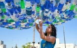 Maria Nissan, une Américaine d'origine irakienne, crée une oeuvre d'art à partir de bouteilles en plastique, le 17 mai 2022 à Amman