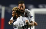 Le Brésilien Neymar et le Camerounais Eric Maxim Choupo-Moting après la victoire du PSG le 12 août 2020 à Lisbonne