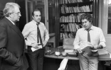 Le journaliste Philippe Gildas (d) et son confrère Jean-Pierre Elkabbach (c) échangent avec le Premier ministre Pierre Mauroy (g) avant une interview à Paris, le 27 mars 1984