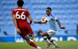 Le défenseur de Liverpool Trent Alexander-Arnold (g) face au milieu de Manchester City Raheem Sterling, le 2 juillet 2020 à Manchester