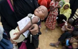 Des réfugiés rohingyas font la queue pour recevoir une aide alimentaire dans le camp de Kutupalong, au Bangladesh, le 7 octobre 2017