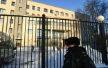 Un policier patrouille devant le tribunal de Moscou où l'opposant russe Alexeï Navalny est jugé pour diffamation, le 16 février 2021