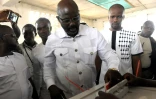 L'ex-star du football George Weah, élu à la présidence du Liberia, votant à Monrovia au second tour de l'élection présidentielle le 26 décembre 2017