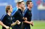 Les milieux croates Luka Modric et Ivan Rakitic à l'entraînement avec l'attaquant Mario Mandzukic à Saint-Pétersbourg, le 11 juin 2018