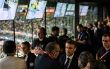 Le président français Emmanuel Macron en visite dans le centre de commandement de sécurité au Stade de France, lors quart de finale du Mondial de rugby entre la France et l'Afrique du Sud, le 15 octobre 2023