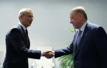 Photo diffusée le 28 juin 2022 par le service de presse de la présidence turque montrant le président turc Recep Tayyip Erdogan (D) et le secrétaire général de l'Otan Jens Stoltenberg à Madrid