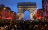 Des "gilets jaunes" rassemblés au pied de l'Arc de Triomphe, le 12 janvier 2019 à Paris