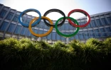 Les anneaux olympiques devant le siège du Comité international olympique (CIO) à Lausanne, le 18 mars 2020 en Suisse