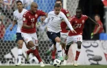 L'attaquant français Antoine Griezmann peu à son avantage face aux rugueux défenseurs du Danemark au stade Loujniki, le 26 juin 2018