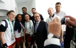 Le président français François Hollande pose en compagnie de membres des équipes françaises de hand-ball masculine et féminine lors d'une visite du village olympique à Rio de Janeiro, le 4 août 2016