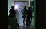 Photo diffusée par l'armée israélienne, le 15 novembre 2023, montrant des soldats israéliens lors d'une opération dans l'hôpital al-Chifa de Gaza
