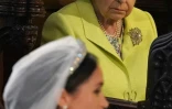 La reine Elizabeth II regarde Meghan pendant son mariage dans la Chapelle St George du château de Windsor le 19 mai 2018