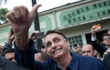 Jair Bolsonaro, candidat de l'extrême droite, salue ses partisans après avoir voté à la présidentielle, le 7 octobre 2018 à Rio de Janeiro, au Brésil