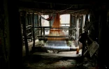 Un métier à tisser traditionnel utilisé pour tisser des saris dans un atelier à Tangail, le 2 mars 2026 au Bangladesh
