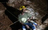 Itumeleng Molefe, spécialiste en fossiles, à la recherche de restes de squelettes dans les grottes de Sterkfontein, surnommées le "berceau de l'humanité" et inscrites au patrimoine mondial de l'Unesco, le 15 avril 2025 à Krugersdorp, près de Johannesburg, en Afrique du Sud