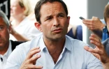 Benoît Hamon le 29 mai 2018 lors d'une réunion avec les personnels en grève de la faim de l'Hôpital psychiatrique du Rouvray