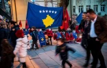 Des drapeaux kosovars et albanais dans une rue de Pristina, le 16 février.