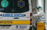 Un membre du personnel soignant aide un homme Ă descendre d'une ambulance Ă l'hĂ´pital de Burgos, dans le nord de l'Espagne, le 23 mars 2020