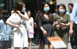 Des habitants portent des masques par peur de propagation du Coronavirus le 5 février 2020 à Singapour