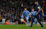 Karim Benzema marque sur penalty son 2e but, et le 3e pour le Real Madrid, face Ă Manchester City Ederson, lors de leur demi-finale aller de la Ligue des Champions, le 26 avril 2022 Ă l'Etihad Stadium