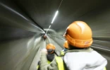 Des membres du personnel circulent en scooter électrique dans le tunnel du BedrettoLab, un centre de recherche souterrain unique, dans un tunnel de 5,2 km près de Bedretto, le 29 avril 2026 en Suisse
