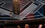 Frances McDormand demande aux femmes de la profession de se lever pour revendiquer leur place dans le cinéma, lors de la cérémonie des Oscars, le 4 mars 2018 à Hollywood
