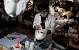 L'artisan Hamid Seddighi fabrique un masque de papier mâché dans sa boutique "Ca del Sol" à Venise, le 6 février 2021