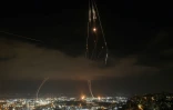 Les systèmes de défense anti-aériens israéliens en actionà HaÏfa pour intercepter des missiles tirés depuis l'Iran le 16 juin 2025
