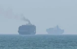 Capture d'écran d'une vidéo de l'AFPTV montrant des cargos près du détroit d'Ormuz au large des Emirats arabes unis, à Khor Fakkan, le 12 juillet 2026