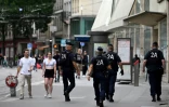 Des policiers en patrouille sur une artère commerciale, le 1er juillet 2023 à Lyon