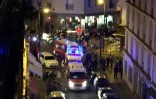 Des policiers et des pompiers devant le restaurant Petit Cambodge après une attaque jihadiste, le 13 novembre 2015 à Paris