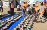 Des bénévoles préparent des repas gratuits pour ceux qui ont fui El-Fasher dans un camp de réfufiés à Al-Dabbah, au Soudan, le 20 novembre 2025
