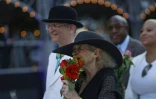 Quelque 500 couples ont célébré un mariage symbolique le 10 juillet 2022 à New York, une cérémonie pleine de couleurs, de joie et d'émotion pour panser les blessures du Covid