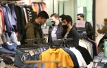 Des clients dans un magasin de vĂŞtements, le 1er juin 2020 Ă Moscou