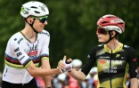 Tadej Pogacar (G) et Jonas Vingegaard, les deux principaux favoris du Tour de France, au départ de la première étape, le 5 juillet 2025 à Lille