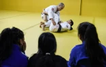 La championne de jiu-jitsu Meggie Ochoa (d) lors d'un entraînement avec ses élèves, le 5 février 2019 à Manille, aux Philippines