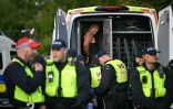 Un homme est arrêté par la police lors d'une manifestation à Epping, au nord-est de Londres, le 20 juillet 2025