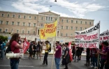 Des manifestants devant le Parlement grec lors d'une journée organisée pour protester contre les coupes budgétaires, à Athènes le 1er mai 2017