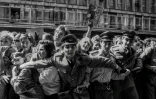 La foule contenue par les policiers lors du passage du "Plavi orkestar" le 13 septembre 1985 à Belgrade