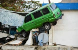 Une voiture projetée sur une maison à Palu, ville indonésienne frappée par un séisme et un tsunami. Photo du 1er octobre 2018
